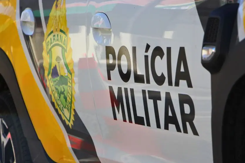 Brasão da PMPR em uma viatura.