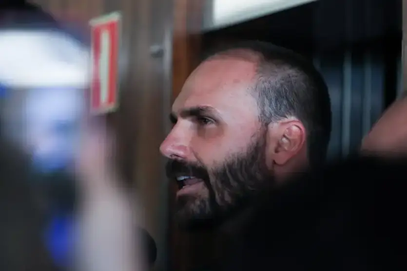 Polícia Federal conclui processo e pede demissão de Eduardo Bolsonaro do cargo de escrivão
