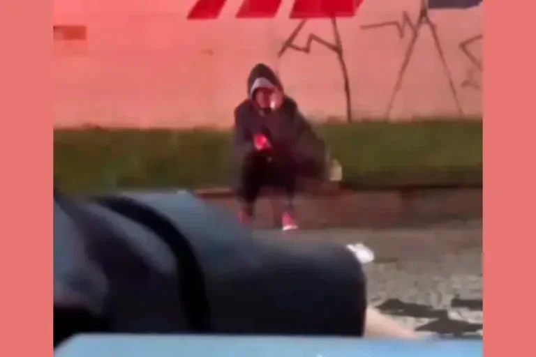 Policial canta Rihanna em dueto com catadora de recicláveis, e vídeo emociona; confira