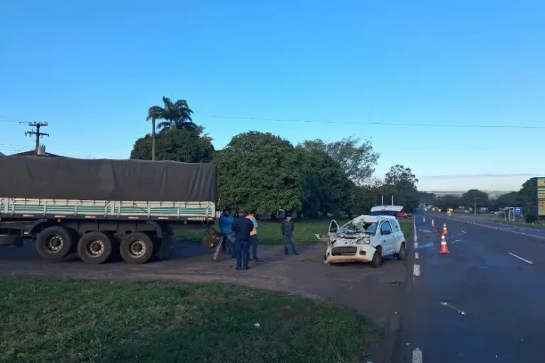 Colisão traseira entre carro e caminhão deixa dois feridos na PR-323