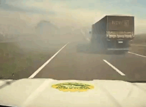 PR-323: Vídeo mostra viatura perseguindo carro com 450kg de maconha; condutor acionou fumaça