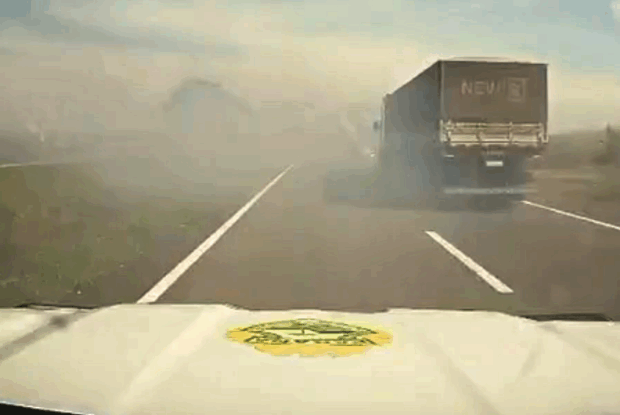 PR-323: Vídeo mostra viatura perseguindo carro com 450kg de maconha; condutor acionou fumaça