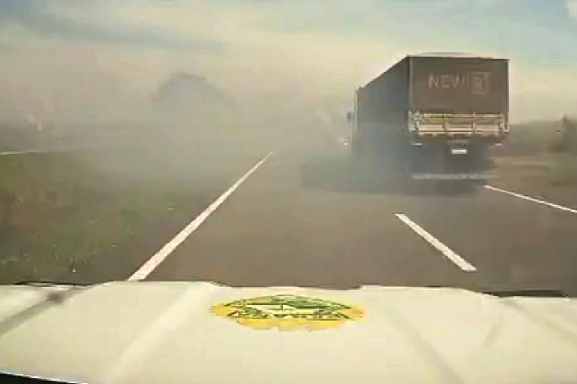 PR-323: Vídeo mostra viatura perseguindo carro com 450kg de maconha; condutor acionou fumaça