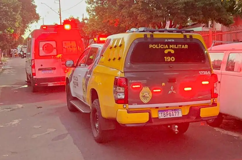 Viatura da PM e ambulância do Samu.