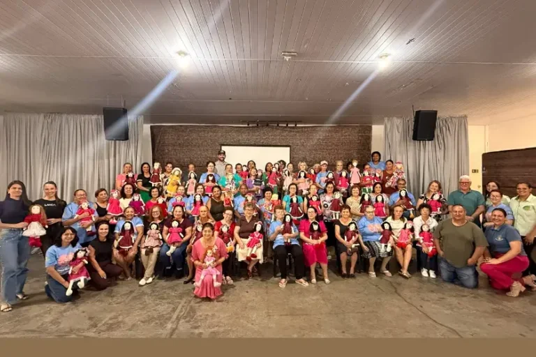 Confecção de bonecas fortalece convivência e valoriza a melhor idade em Esperança Nova