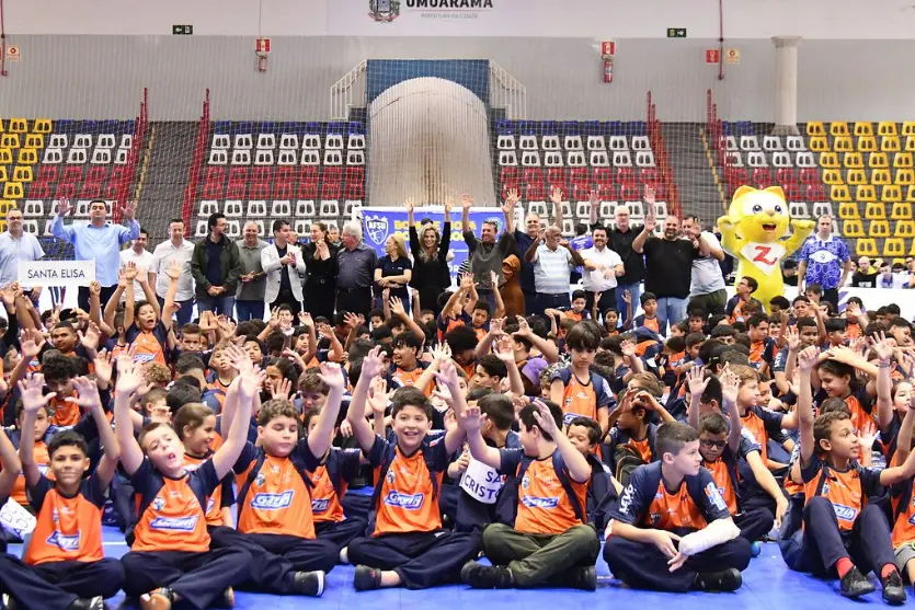 Projeto do Umuarama Futsal entrega mais de 700 kits esportivos a crianças e adolescentes