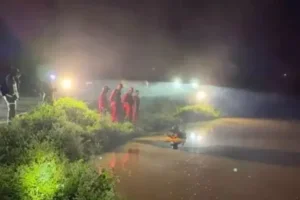 Corpo de Boombeiros durante buscas a menino desaparecido no Paraná.