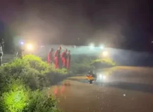 Corpo de Boombeiros durante buscas a menino desaparecido no Paraná.