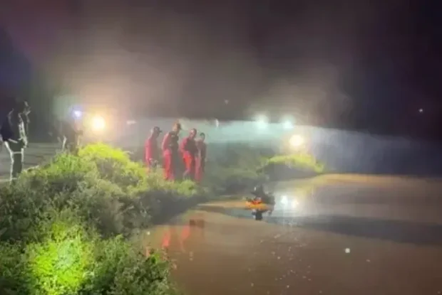 Corpo de Boombeiros durante buscas a menino desaparecido no Paraná.