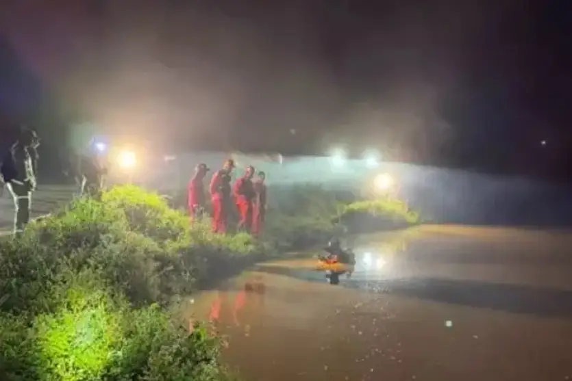 Corpo de Boombeiros durante buscas a menino desaparecido no Paraná.
