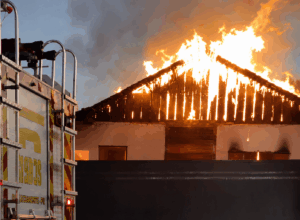 Residência é consumida pelas chamas em incêndio de grandes proporções em Cianorte; vídeo