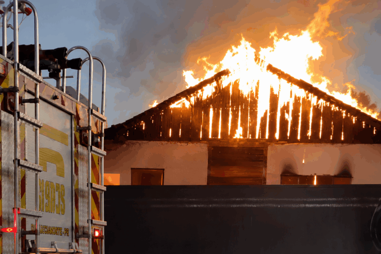 Residência é consumida pelas chamas em incêndio de grandes proporções em Cianorte; vídeo