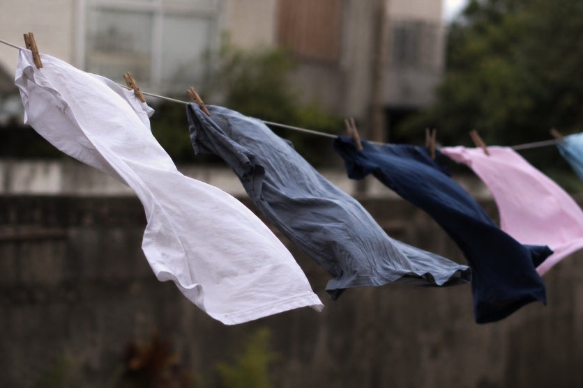 Roupas em um varal em um dia de vento forte.