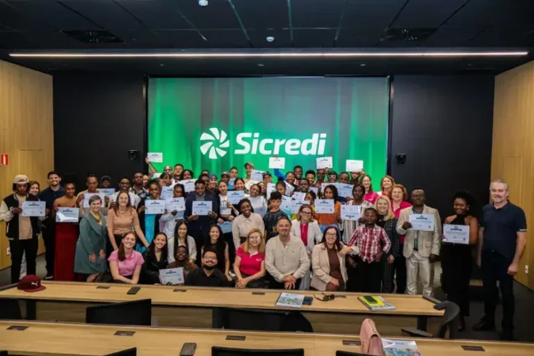Sicredi certifica mais de 100 estrangeiros em curso de língua portuguesa