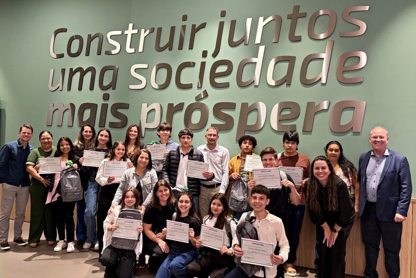 Projeto de inclusão digital do Sicredi entrega conhecimento e computadores à jovens de Palotina