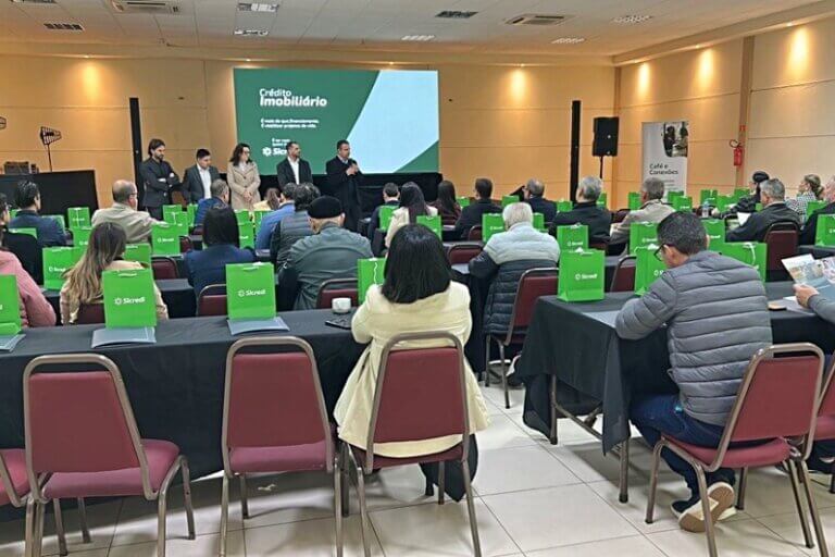Sicredi reúne setor imobiliário de Umuarama para apresentar novas linhas de crédito