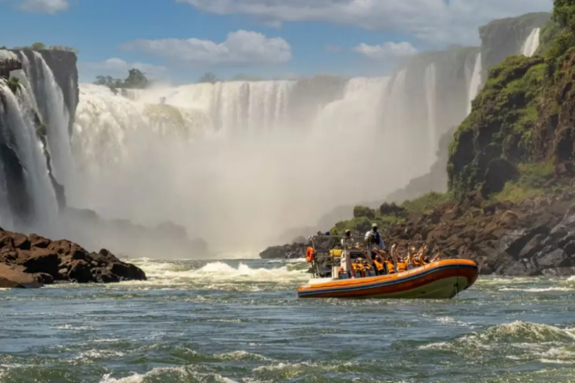 Turista holandês morre após embarcação virar durante passeio nas Cataratas do Iguaçu