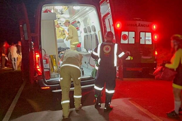 Condutor de moto fica em estado grave após colisão com ciclista na Estrada Canelinha