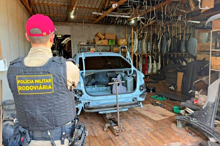 Polícia recupera veículo furtado em desmanche em Umuarama e prende 4 pessoas; com vídeo