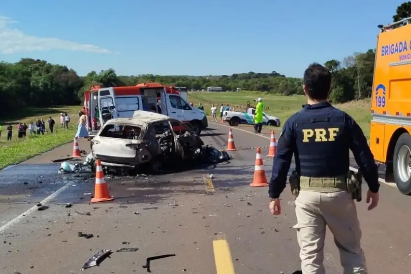 Veículo elétrico pega fogo após colisão na BR 277 e motorista morre carbonizado