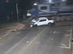 Cena do acidente envolvendo trem e uma caminhonete em Jandaia do Sul.