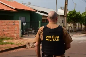 Policial durante atendimento a ocorrência em Umuarama.