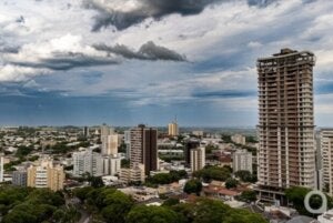 Foto aérea de Umuarama em um dia nublado.