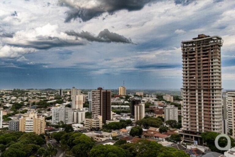 Foto aérea de Umuarama em um dia nublado.