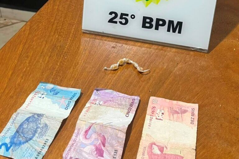 Dinheiro e crack apreendido pela PM.