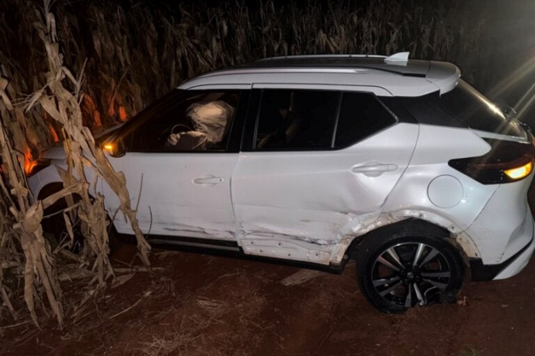 Carro envolvido em acidente na PR-239 em Assis Chateaubriand.