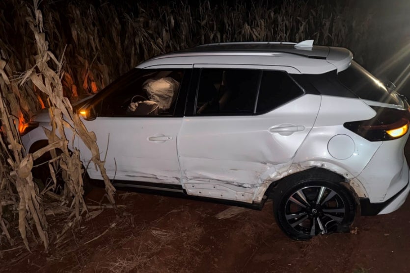 Carro envolvido em acidente na PR-239 em Assis Chateaubriand.