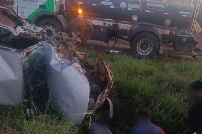 Cena do grave acidente com óbito na PR-485, em Xambrê. Carro está tombado de lado e parcialmente destruído.