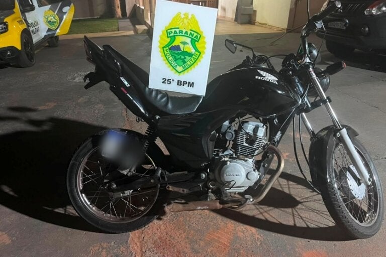 Motocicleta apreendida após fuga e colisão em viatura em Umuarama.