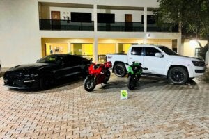 Mustang, Amarok e motocicletas apreendidas pela Rocam em Umuarama.