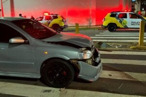Astra com a parte frontal danificada após colisão e briga de trânsito em Umuarama.