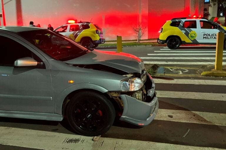 Astra com a parte frontal danificada após colisão e briga de trânsito em Umuarama.