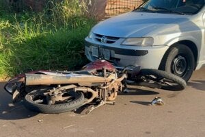 Motocicleta presa na parte inferior de um Celta após uma colisão no Conjunto Ouro Branco.