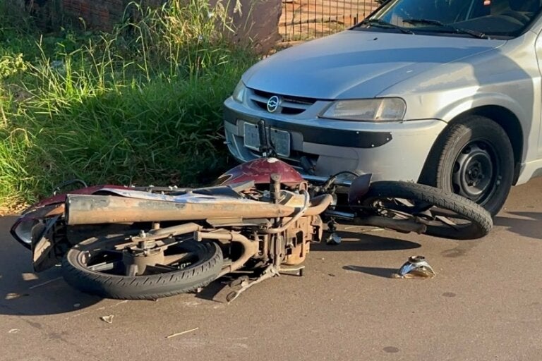 Motocicleta presa na parte inferior de um Celta após uma colisão no Conjunto Ouro Branco.