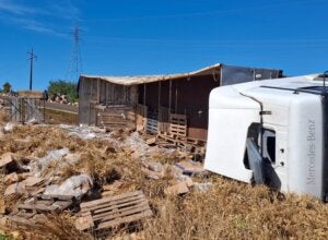 Caminhão tombado às margens da PR-473.