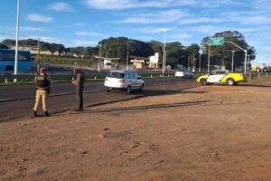 Polícia Rodoviária Estadual durante abordagem a condutor na PR-323 em Umuarama.