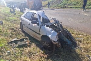 Carro destruído após acidente na PR-239