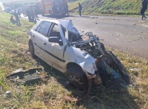 Carro destruído após acidente na PR-239