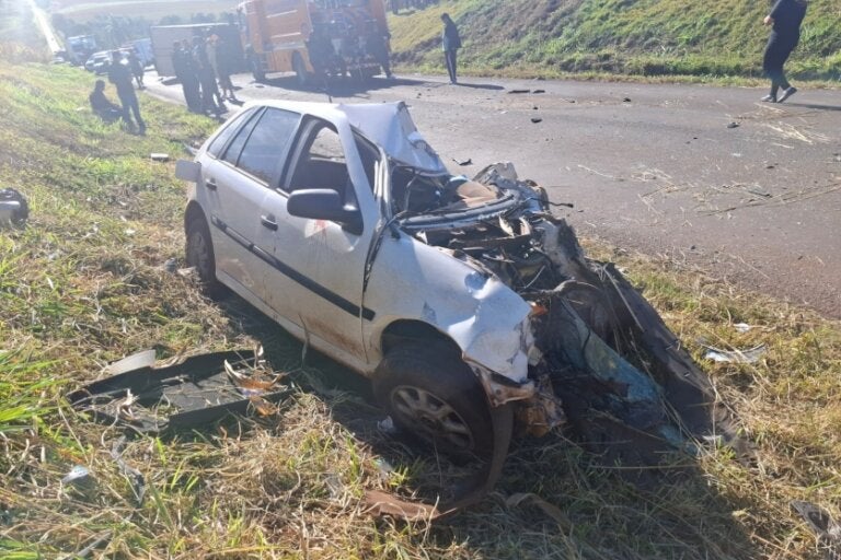 Carro destruído após acidente na PR-239