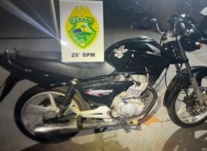 Moto apreendida de motociclista sem CNH em Iporã.