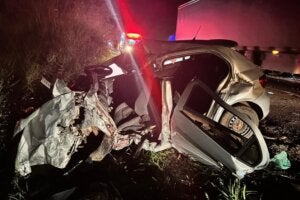 Carro destruído após acidente na BR-153