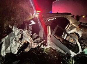 Carro destruído após acidente na BR-153