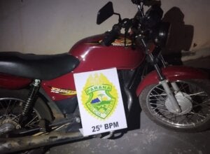 Moto apreendida em Francisco Alves.