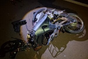 Motocicleta destruída em acidente em Asiss Chateaubriand.