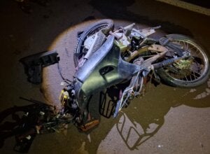 Motocicleta destruída em acidente em Asiss Chateaubriand.