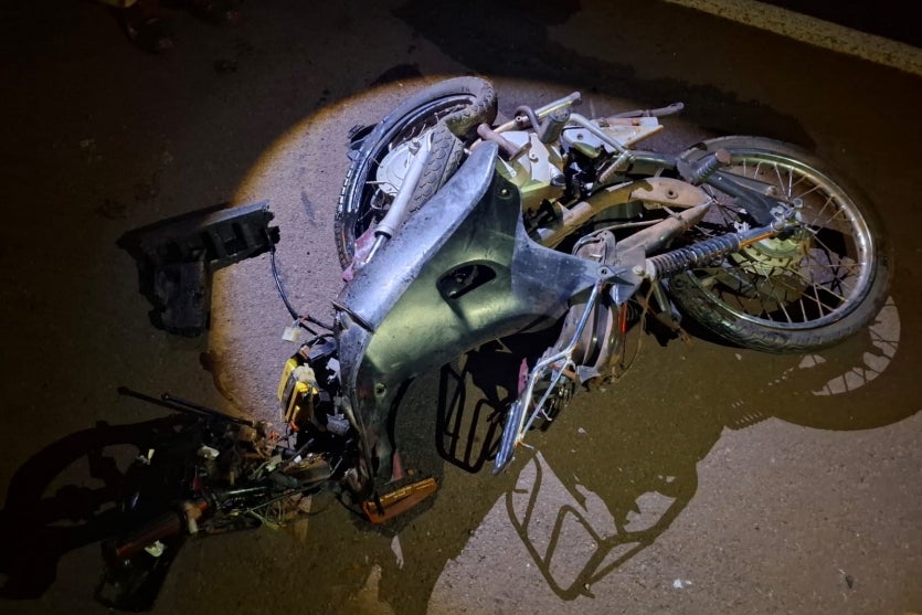 Motocicleta destruída em acidente em Asiss Chateaubriand.